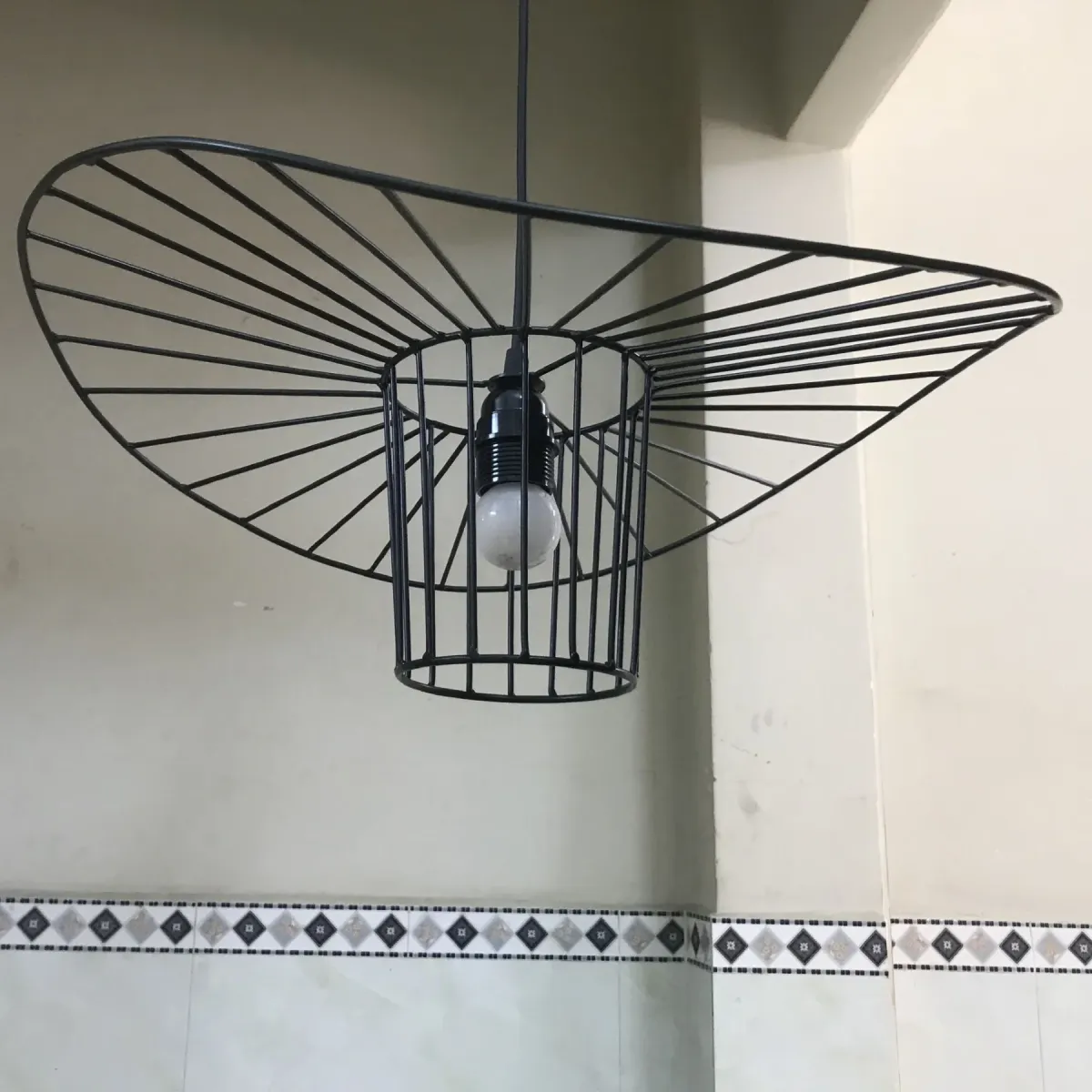Chuỗi đèn thả khung dây treo dọc trang trí phía trên quầy bar
