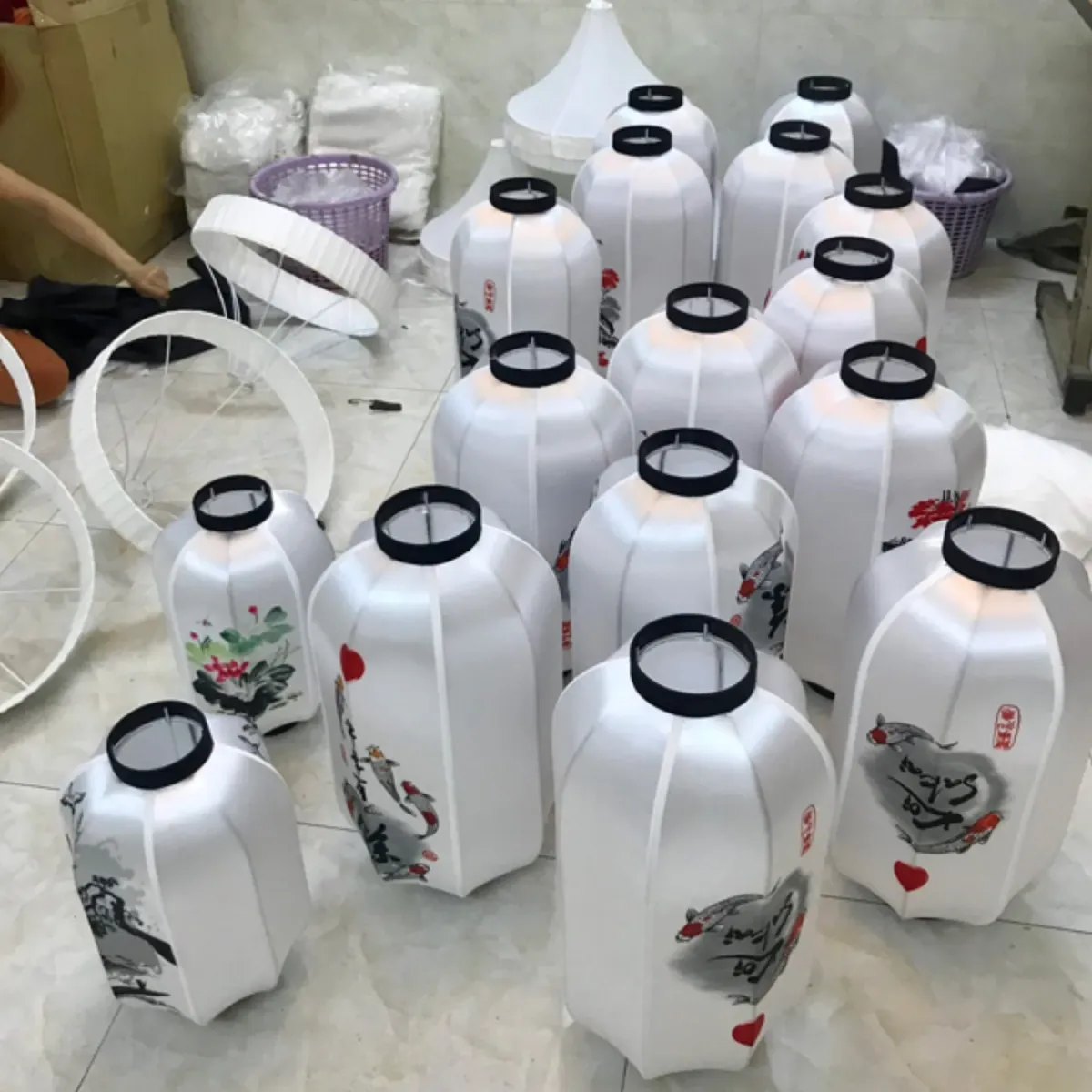 Đèn thả vải vẽ thủy mặc thủ công tạo điểm nhấn nghệ thuật cho sảnh khách sạn